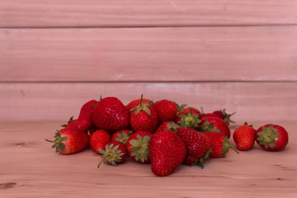 Haufen Frischer Erdbeeren Keramikschale Auf Rustikalem Weißem Holzhintergrund — Stockfoto