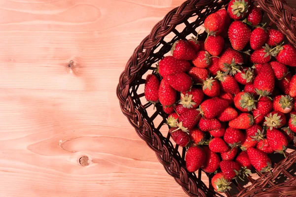 Haufen Frischer Erdbeeren Keramikschale Auf Rustikalem Weißem Holzhintergrund — Stockfoto