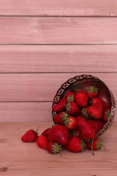 Haufen Frischer Erdbeeren Keramikschale Auf Rustikalem Weißem Holzhintergrund — Stockfoto