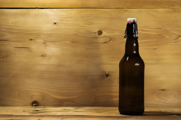 Glazen Flesje Bier Met Een Korst Een Houten Eiken Tafel — Stockfoto