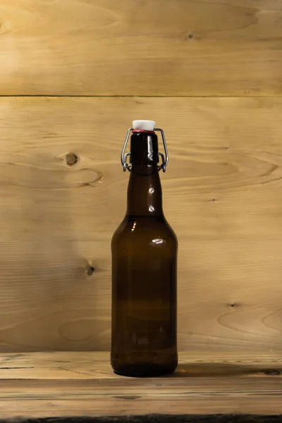 Glazen Flesje Bier Met Een Korst Een Houten Eiken Tafel — Stockfoto