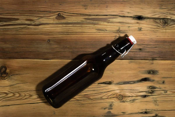 Glazen Flesje Bier Met Een Korst Een Houten Eiken Tafel — Stockfoto