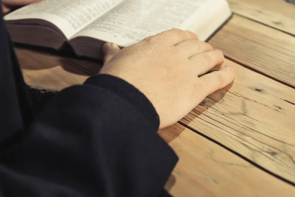 Man Zit Een Oud Eiken Tafel Lezen Heilige Bijbel — Stockfoto