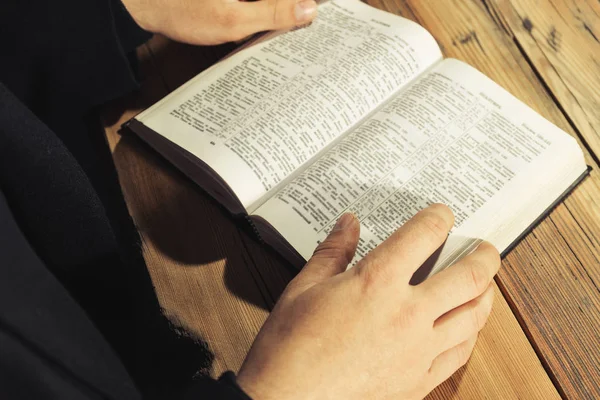 Mann Sitzt Einem Alten Eichentisch Und Liest Die Heilige Bibel Stockfoto