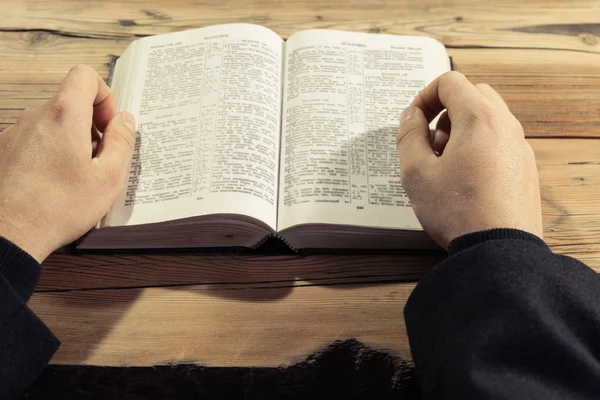 Man Zit Een Oud Eiken Tafel Lezen Heilige Bijbel Rechtenvrije Stockafbeeldingen