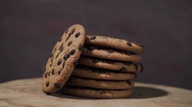 Ahşap bir masa, 360 derece döndürme üzerinde çikolata kırıntıları ile tanımlama. Güzel koyu arka plan.