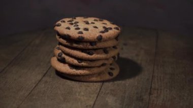 Ahşap bir masa, 360 derece döndürme üzerinde çikolata kırıntıları ile tanımlama. Güzel koyu arka plan.