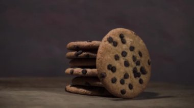 Ahşap bir masa, 360 derece döndürme üzerinde çikolata kırıntıları ile tanımlama. Güzel koyu arka plan.