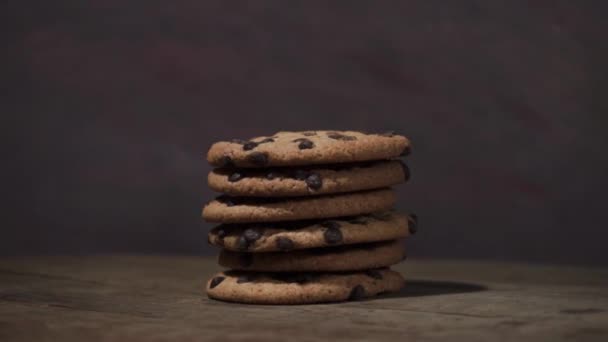 Печенье Шоколадными Крошками Деревянном Столе Вращение 360 Градусов Красивый Темный — стоковое видео