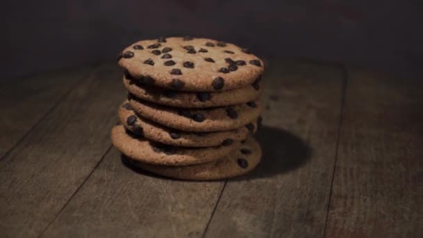 饼干上有巧克力屑的木桌 旋转360度 美丽的黑暗背景 — 图库视频影像