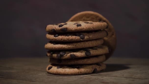 木製のテーブル 360 度チョコレート パン粉クッキー 美しい暗い背景 — ストック動画