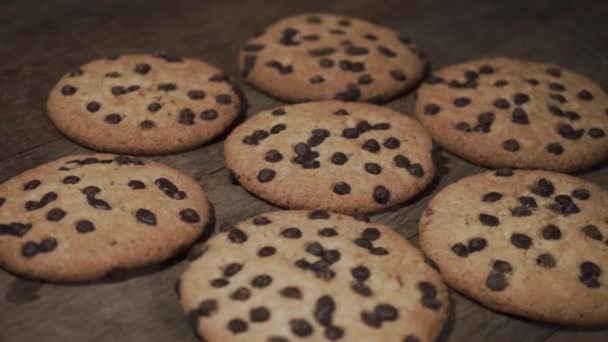 Biscoitos Com Migalhas Chocolate Uma Mesa Madeira Rotação 360 Graus — Vídeo de Stock
