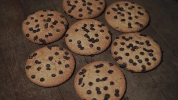 Biscotti Con Briciole Cioccolato Tavolo Legno Rotazione 360 Gradi Bello — Video Stock