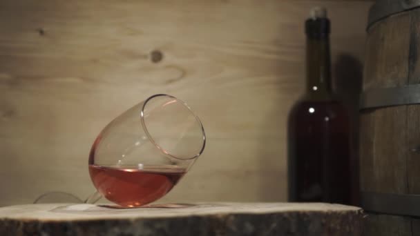 ラウンドで白ワインのガラスひびの入った木製のテーブル 360 美しい木製樽 瓶の背景 — ストック動画