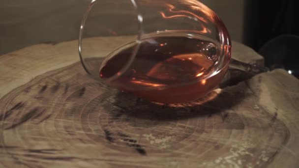 Glas Vitt Vin Runda Knäckt Träbord Rotation 360 Grader Vackra — Stockvideo