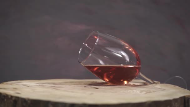 Glas Witte Wijn Een Ronde Gebarsten Houten Tafel Rotatie 360 — Stockvideo