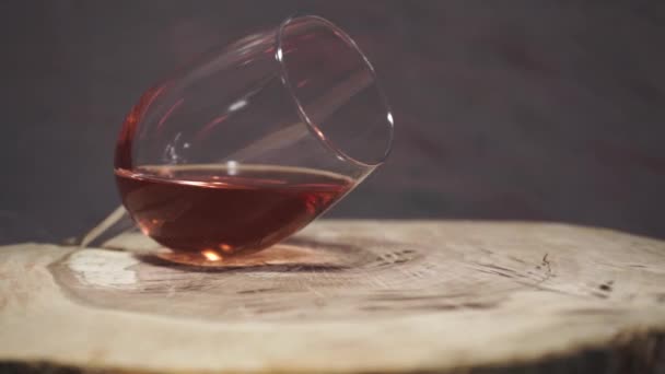 Glas Weißwein Auf Einem Runden Rissigen Holztisch 360 Grad Drehung — Stockvideo