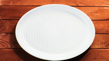 Tablo arka plan üzerinde beyaz büyük kızartma tavası