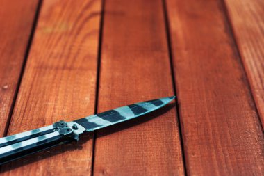 Genç adam bir bıçak ile yaklaşık saldırı, koyu arka plan üzerinde.