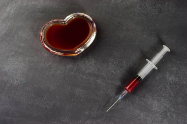 Kırmızı kalp ve stetoskop kahverengi masa, Dünya Sağlık günü ve sağlık kavramı.