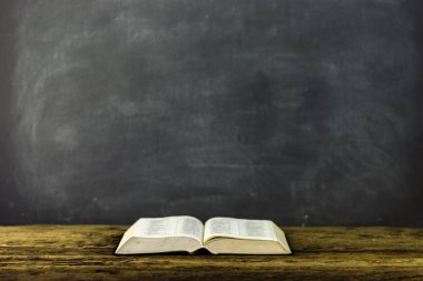 İncil'in üzerine eski bir tablo. Güzel arka plan. Din kavramı.