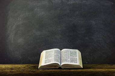 İncil'in üzerine eski bir tablo. Güzel arka plan. Din kavramı.