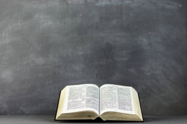 İncil'in üzerine eski bir tablo. Güzel arka plan. Din kavramı.