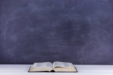 İncil'in üzerine eski bir tablo. Güzel arka plan. Din kavramı.