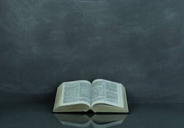 İncil'in üzerine eski bir tablo. Güzel arka plan. Din kavramı.