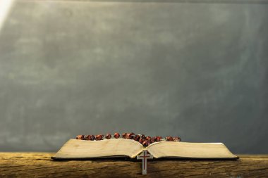 İncil'in üzerine eski bir tablo. Güzel arka plan. Din kavramı.