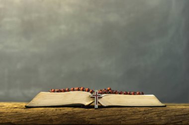 İncil'in üzerine eski bir tablo. Güzel arka plan. Din kavramı.