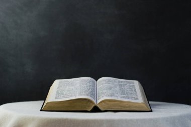 İncil'de eski bir tablo açın. Güzel arka plan. Din kavramı.