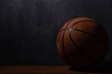 Karanlık bir arka plan üzerinde basketbol.