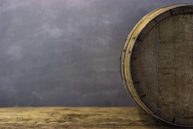 Varil üzerinde eski bir yuvarlak ahşap masa. Güzel koyu arka plan