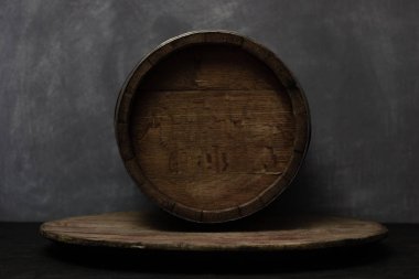 Varil üzerinde eski bir yuvarlak ahşap masa. Güzel koyu arka plan