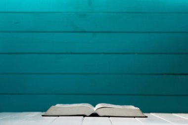 İncil'de eski bir tablo açın. Güzel arka plan. Din kavramı.