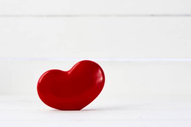 Kırmızı kalp ve stetoskop kahverengi masa, Dünya Sağlık günü ve sağlık kavramı.