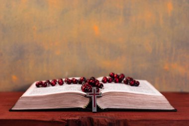 İncil'de eski bir tablo açın. Güzel arka plan. Din kavramı.