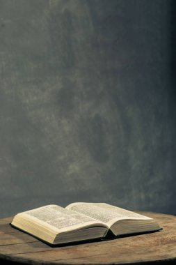 İncil'de eski bir tablo açın. Güzel arka plan. Din kavramı.