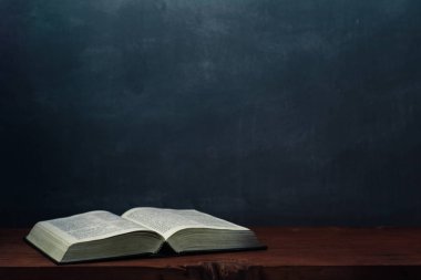 İncil'de eski bir tablo açın. Güzel arka plan. Din kavramı.