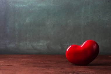 Kırmızı kalp ve stetoskop kahverengi masa, Dünya Sağlık günü ve sağlık kavramı.