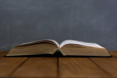 İncil'de eski bir tablo açın. Güzel arka plan. Din kavramı.