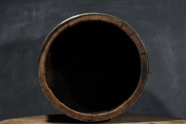 Varil üzerinde eski bir yuvarlak ahşap masa. Güzel koyu arka plan