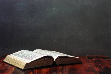 İncil'de eski bir tablo açın. Güzel arka plan. Din kavramı.