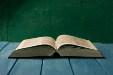 İncil'de eski bir tablo açın. Güzel arka plan. Din kavramı.