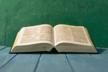 İncil'de eski bir tablo açın. Güzel arka plan. Din kavramı.