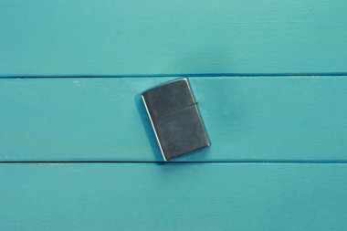 Benzin daha hafif ve sigara, ahşap arka plan üzerinde metal çakmak