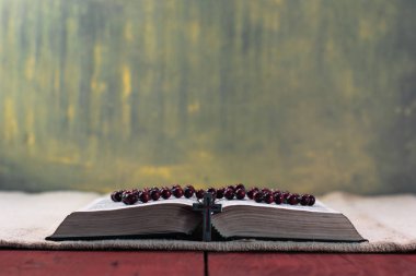 İncil'de eski bir tablo açın. Güzel arka plan. Din kavramı.