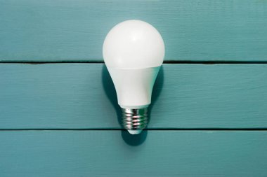 LED lambası yeşil teknolojileri arka plan. ahşap masa, Eko lamba. Enerji verimliliği kavramı.