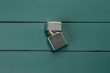 Benzin daha hafif ve sigara, ahşap arka plan üzerinde metal çakmak